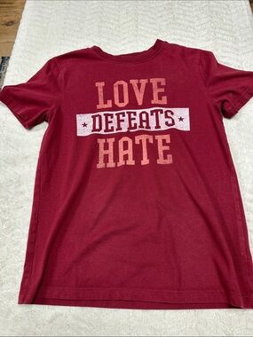 Art Class  Graphic LOVE DEFEATS HATE Maroon Tee L